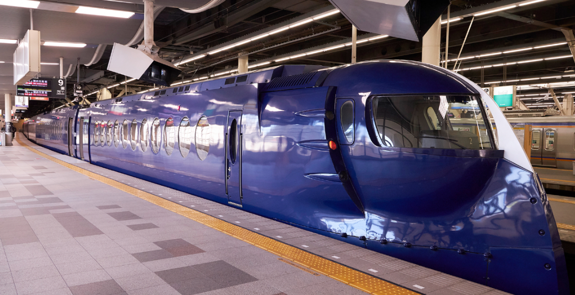 파란색의 난카이선 라피트 열차가 정차해 있는 모습