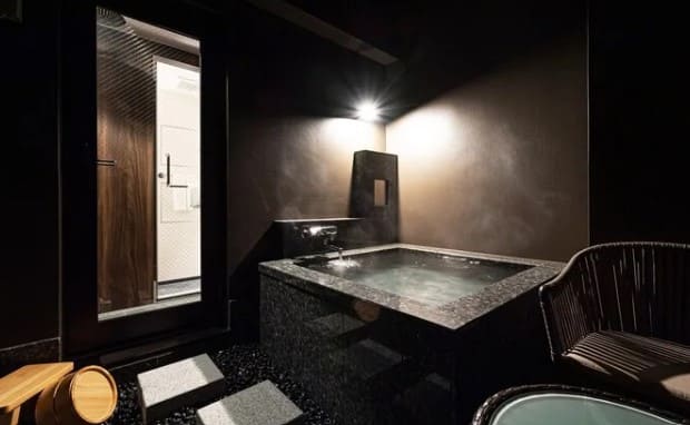 검은색으로 인테이어가 되어 있는 외부 노천탕