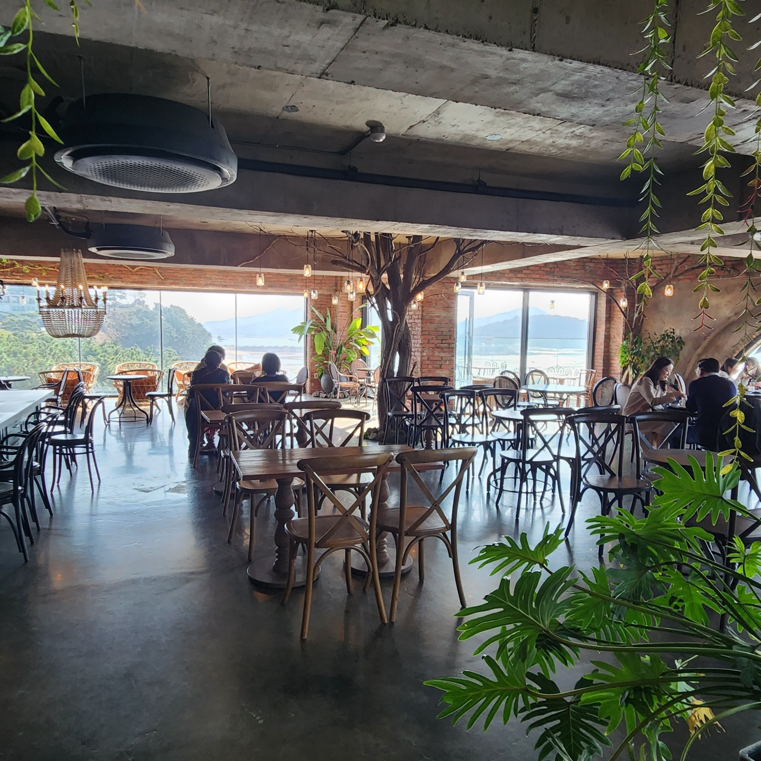 카페 내부 인테리어 사진