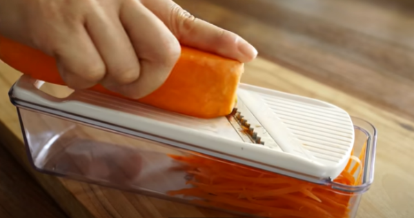 당근을 얉게 만들고 있습니다