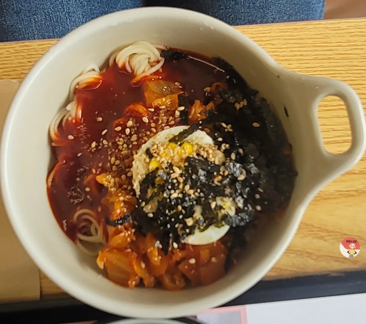 하라김밥 세트메뉴-빨간 양념이 돋보이는 미니비빔국수