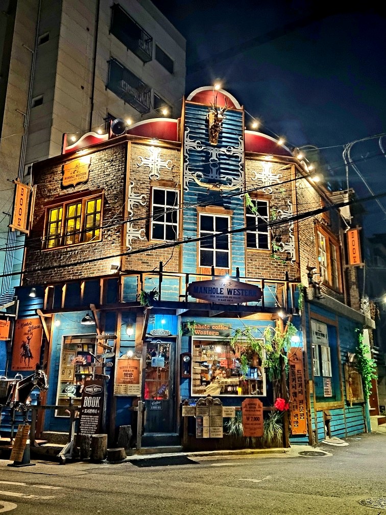 서울 북카페 맨홀커피 웨스턴 책방 &ndash; 영등포에서 즐기는 미국 서부 크리스마스 감성