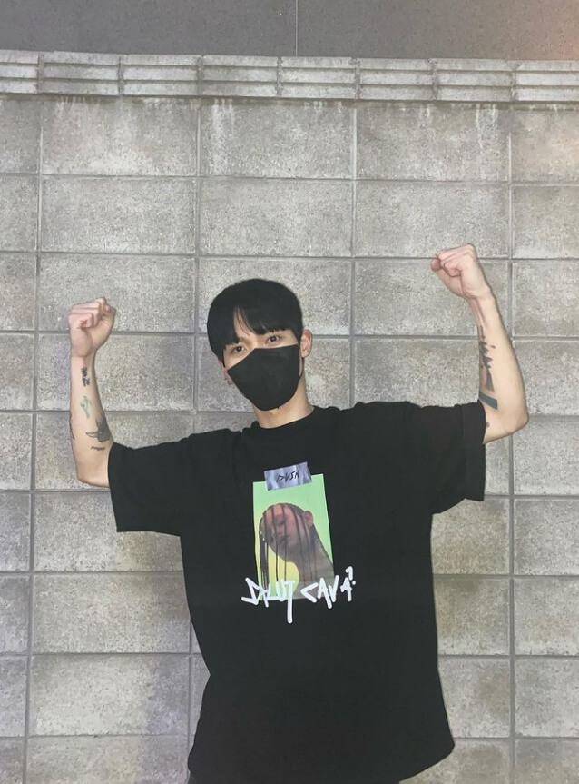 마스크를쓰고있는-남성의모습