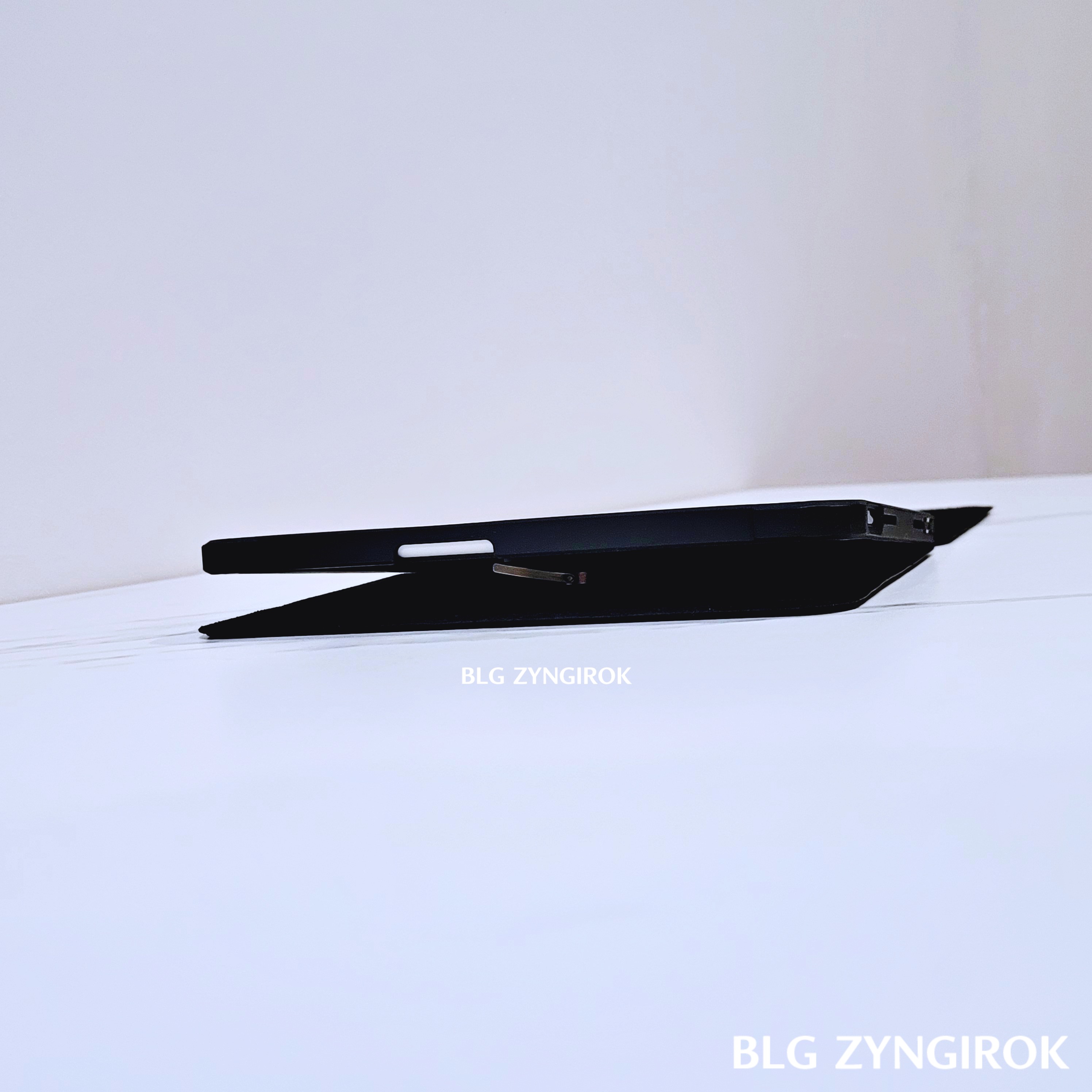 커버가 닫히지 않는 아이패드 미니 모습이다.