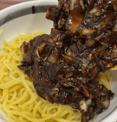 블랙데이 이해하기 - 한국의 짜장면 전통과 역사 탐구