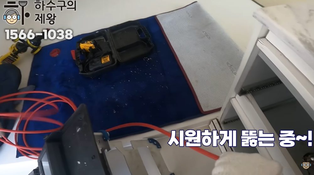 고양시 덕양구 내유동 단독주택 배관 청소를 위해 장비를 준비하고 투입하는 작업 장면