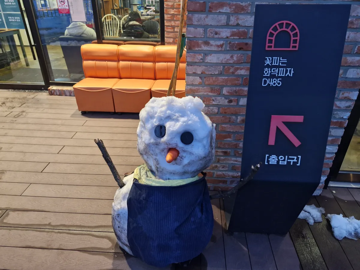매장-입구앞-반겨주는-눈사람