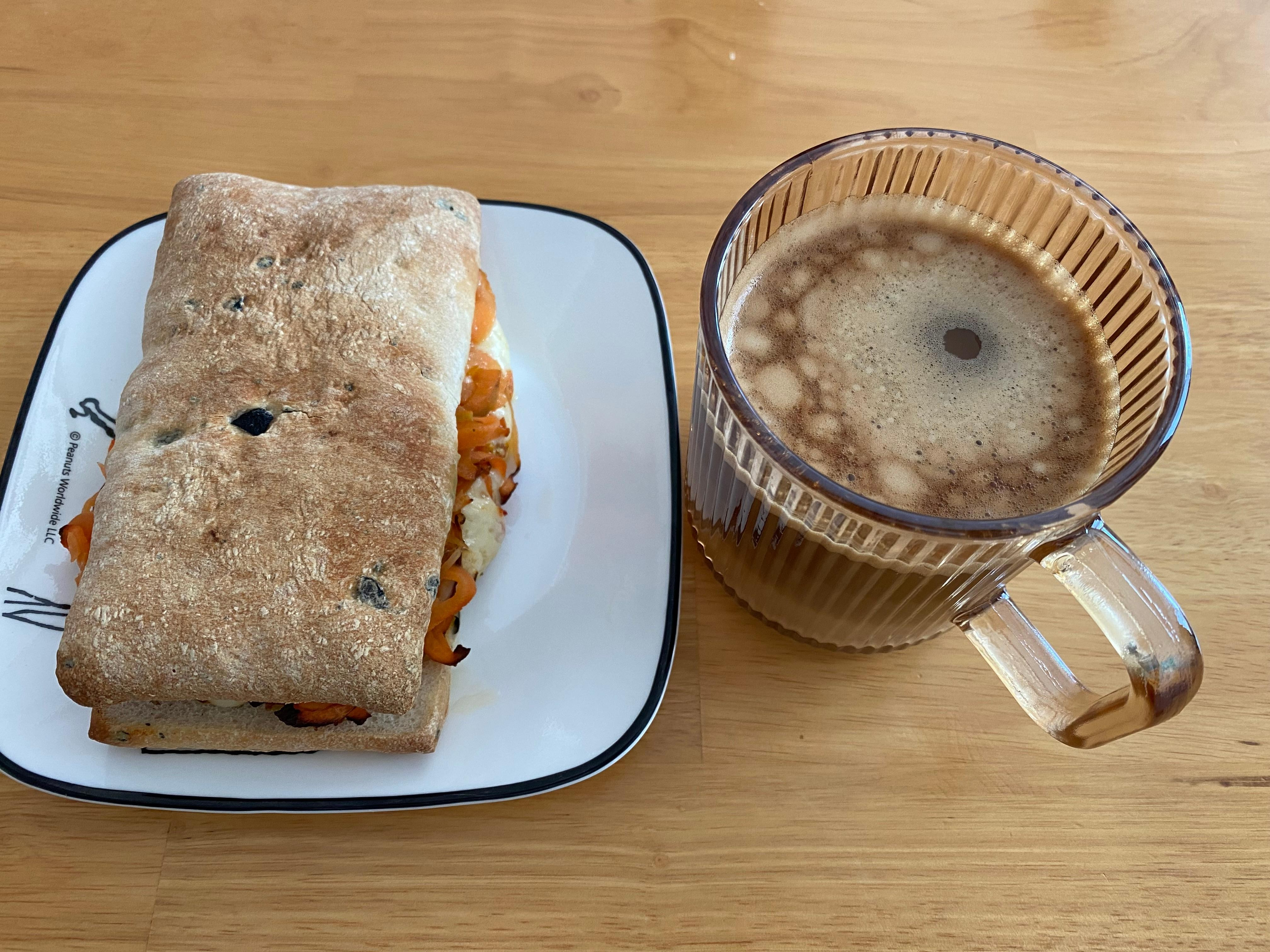 바질토마토치즈 치아바타 샌드위치 나의 브런치