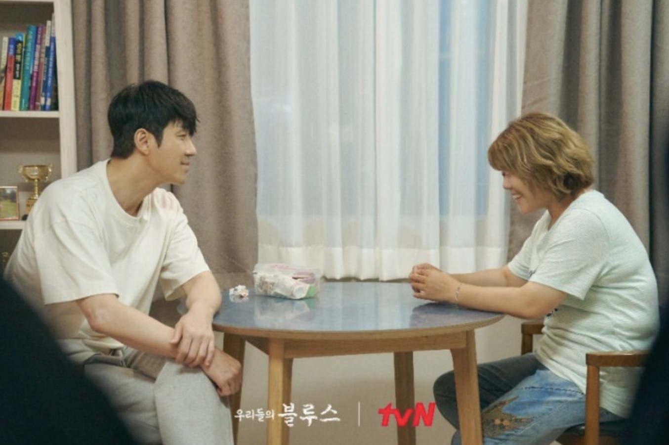 남녀-마주앉음