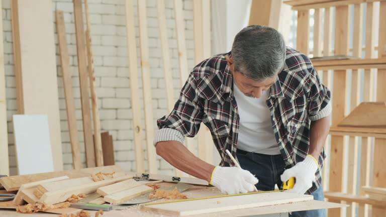 나무 길이를 확인하는 장인의 모습