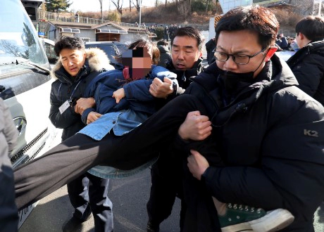 대진연 김건희 특검 외치며 대통령실 진입 시도 