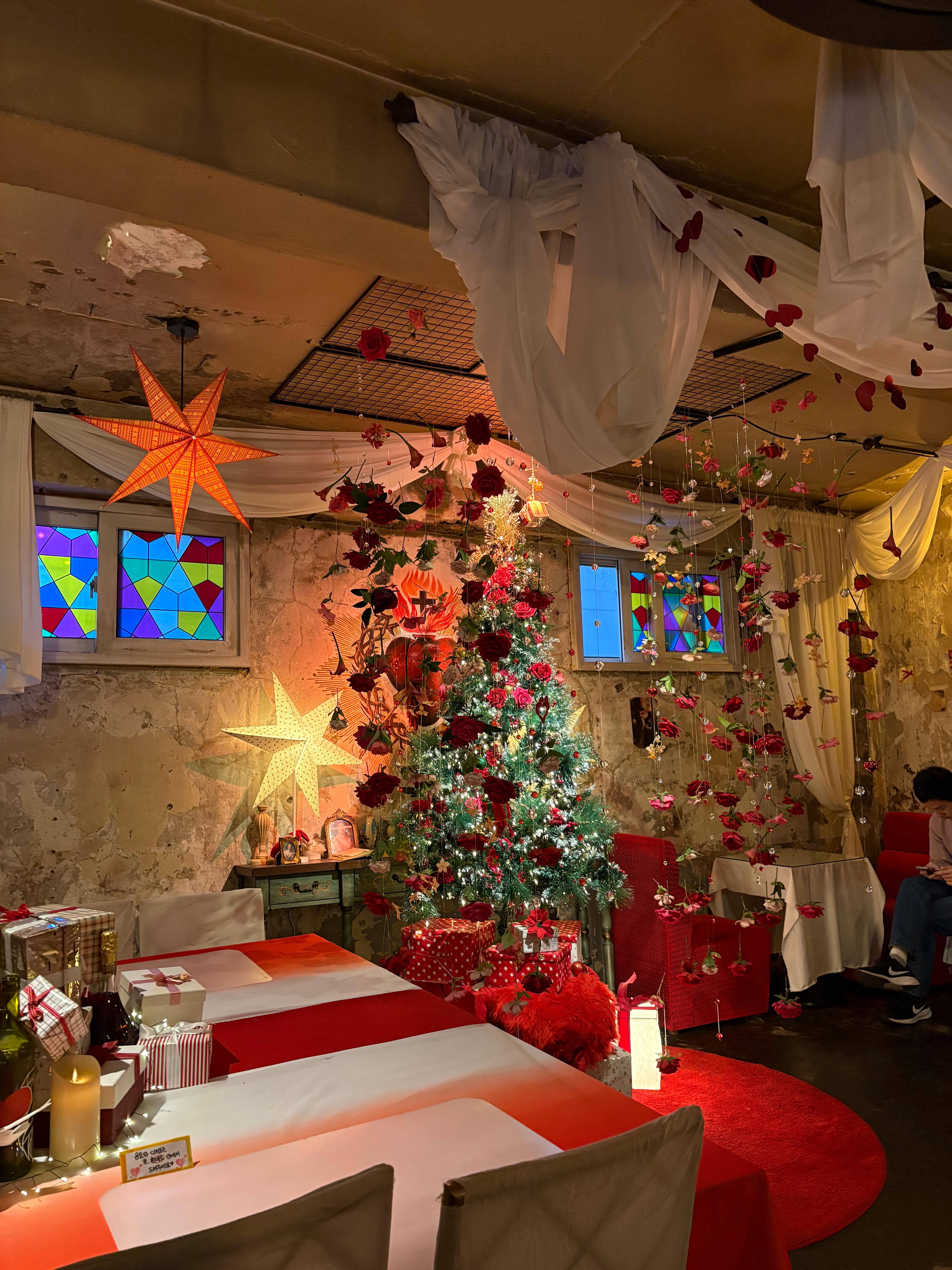 힙지로의 낭만과 온기: 대동옥부터 을지로베로나, 청계천까지 이어지는 완벽 데이트 코스