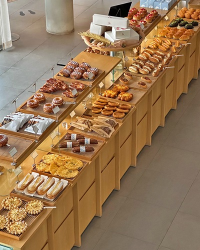 '르디투어' 카페의 베이커리 진열대의 사진