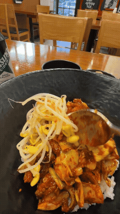 강남역 이조불쭈꾸미 불쭈덮밥을 밥과 콩나물 넣어 비비는 모습, 불향 가득 매운 쭈꾸미 덮밥