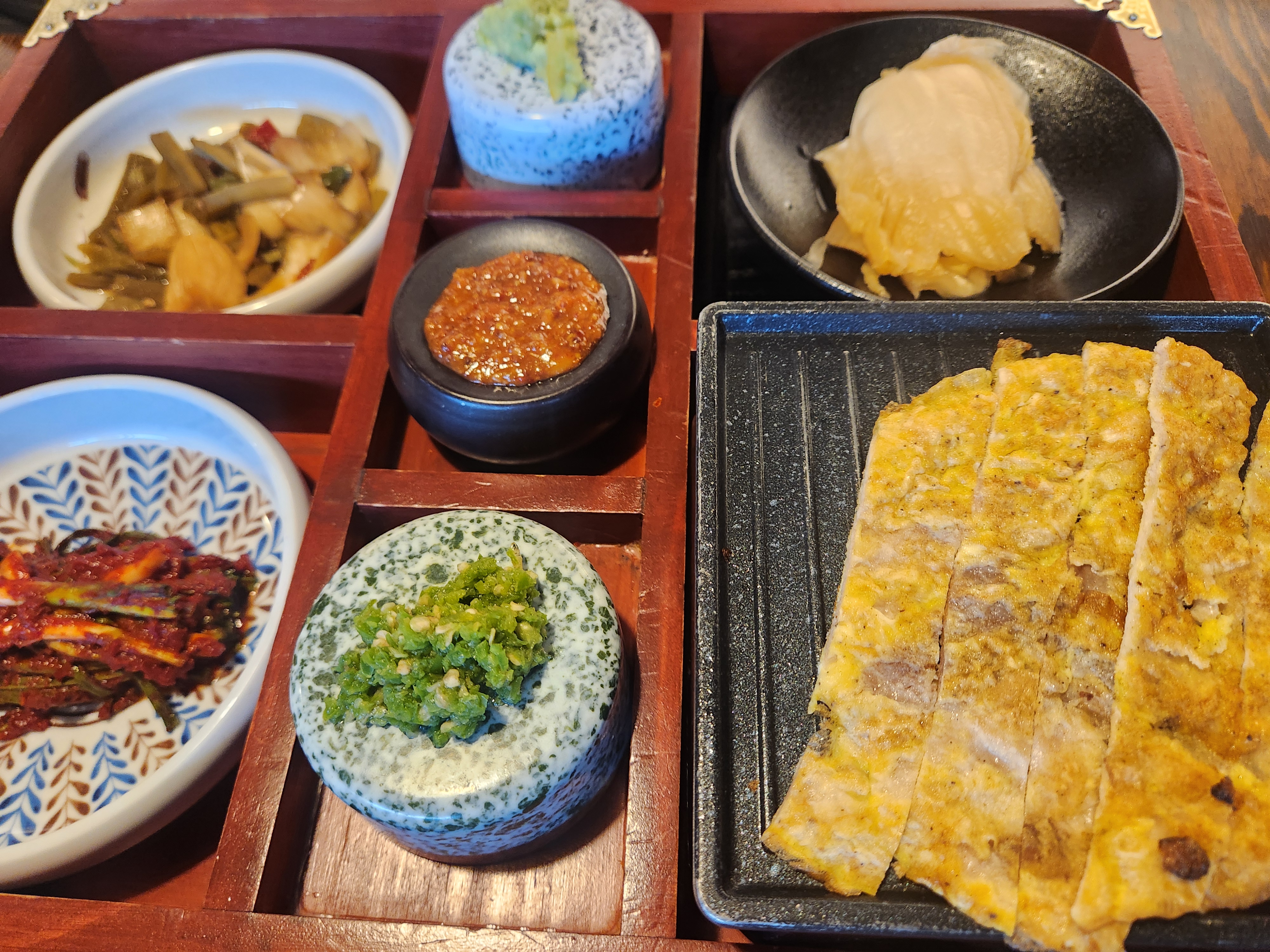 “정갈하게 차려진 밑반찬 세팅. 기본부터 만족”