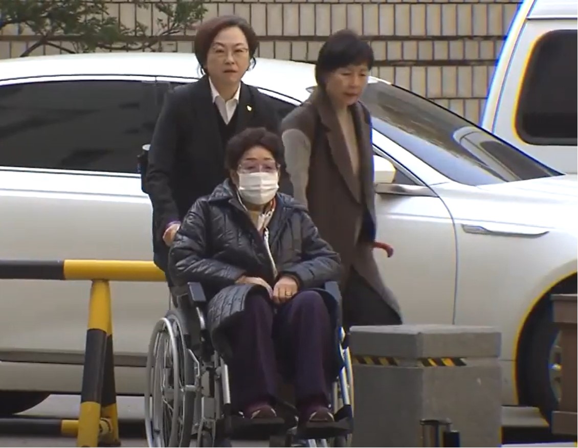 휠체어를 탄 이용수할머니