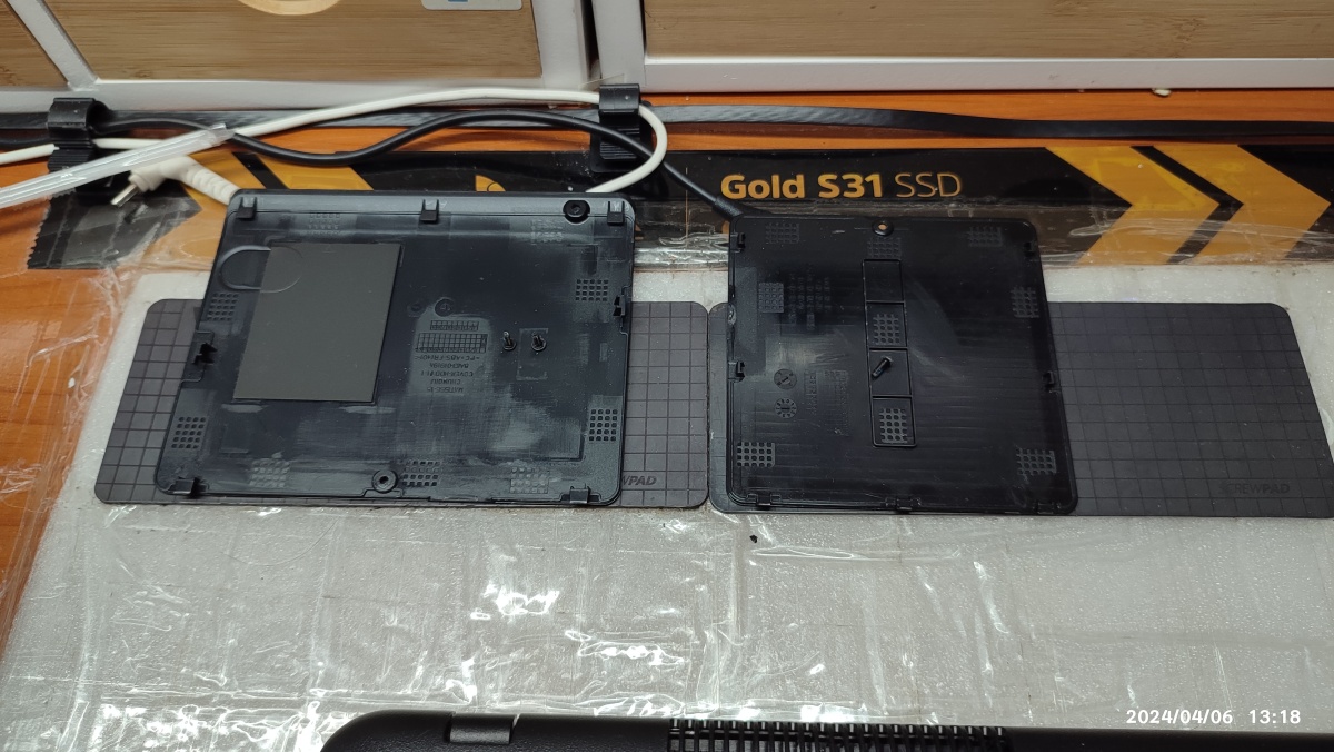 하드디스크 마개와 램 슬롯 커버를 제거했습니다.