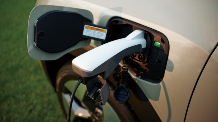 토레스EVX V2L 컨넥터가 차량에 연결된 모습