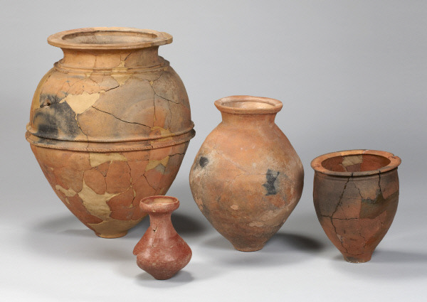 사천 늑도 유적에서 출토된 일본 야요이 시대 토기. 국립진주박물관