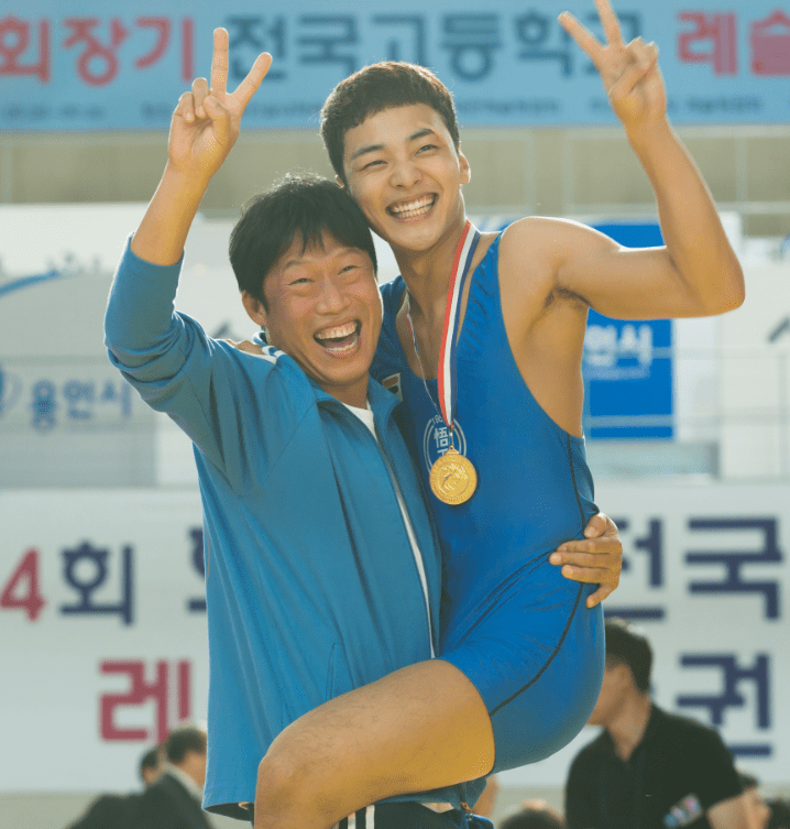 메달을-맨-성웅을-껴안는-아빠-귀보
