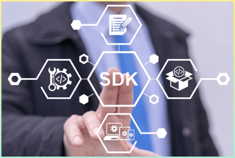 SDK를 주심에 두고, 손가락으로 선택하는 이미지. SDK가 여러 기능을 담고 있는 키트라는 의미를 나타냄.