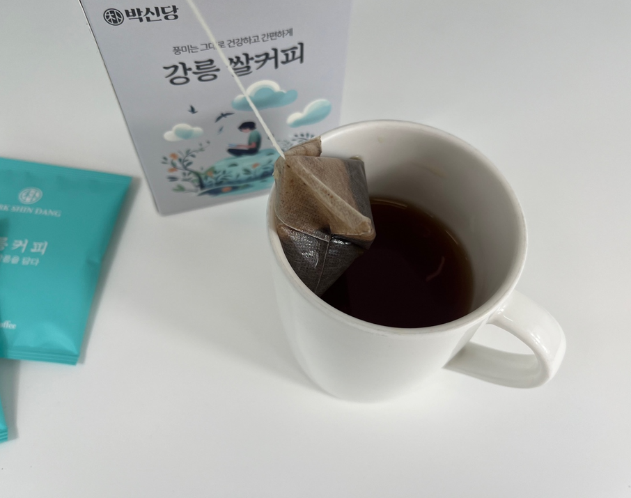 커피 티백 우린 모습