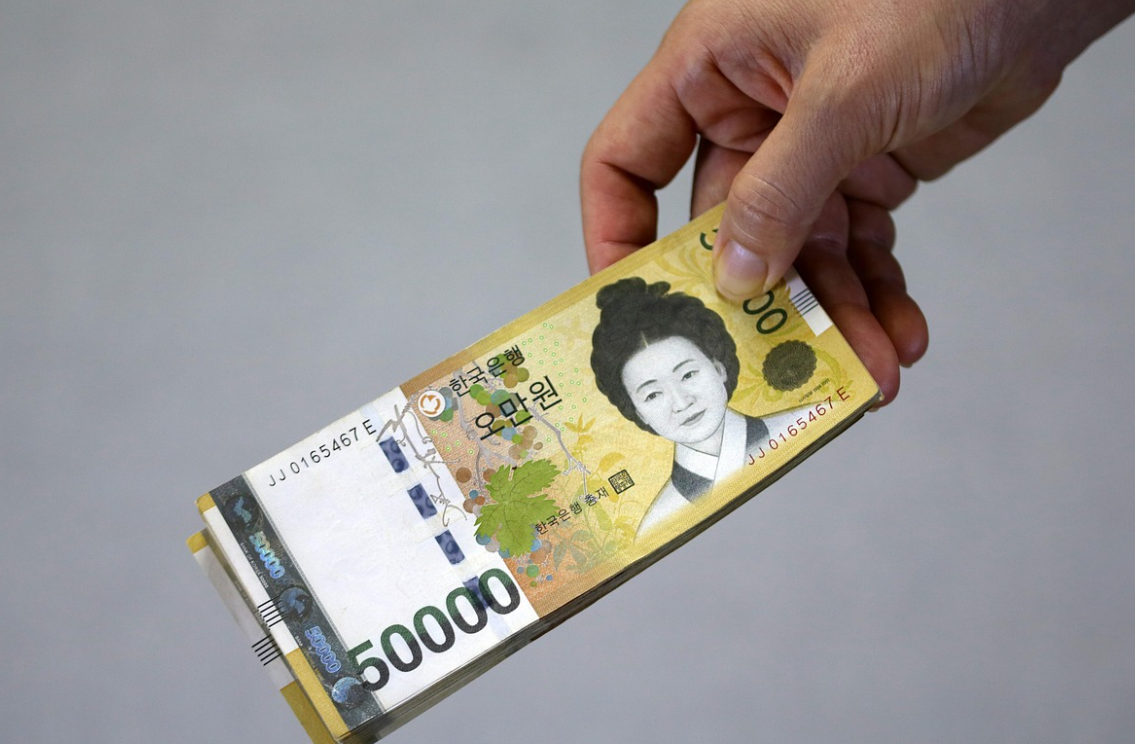 5만원권 다발을 잡고 있는 손