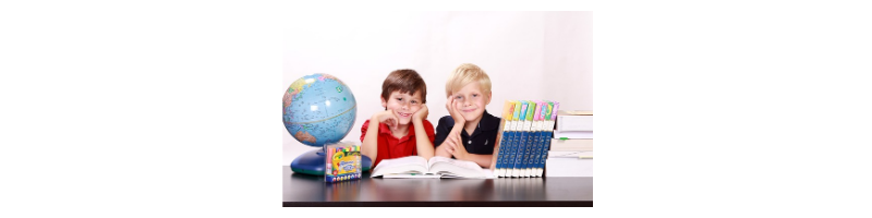 남자-아이-둘이-나란히-앉아-있다