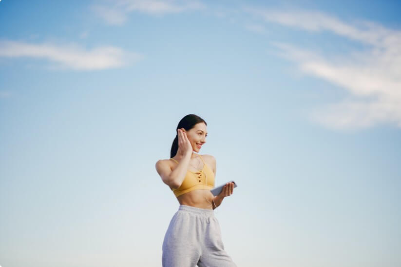 운동 중에 잠시 쉬고 있는 여성