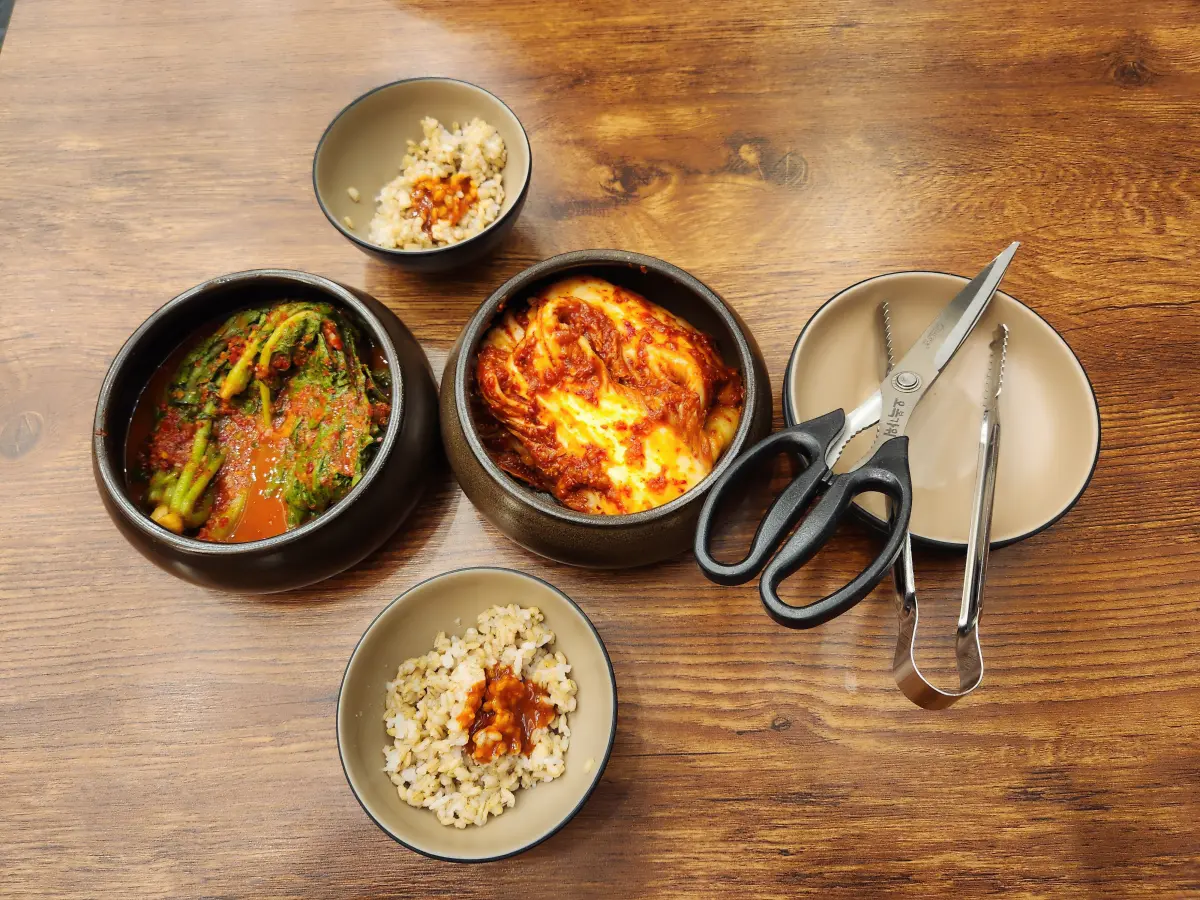 밀가원-메뉴-주문시-제공되는-기본반찬과-보리밥