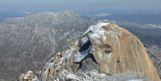 백운대 정상에서 바라보는 인수봉 풍경