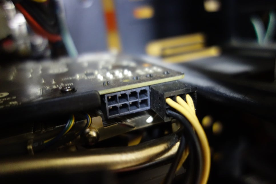 그래픽카드 보조전원 6핀 연결 사진