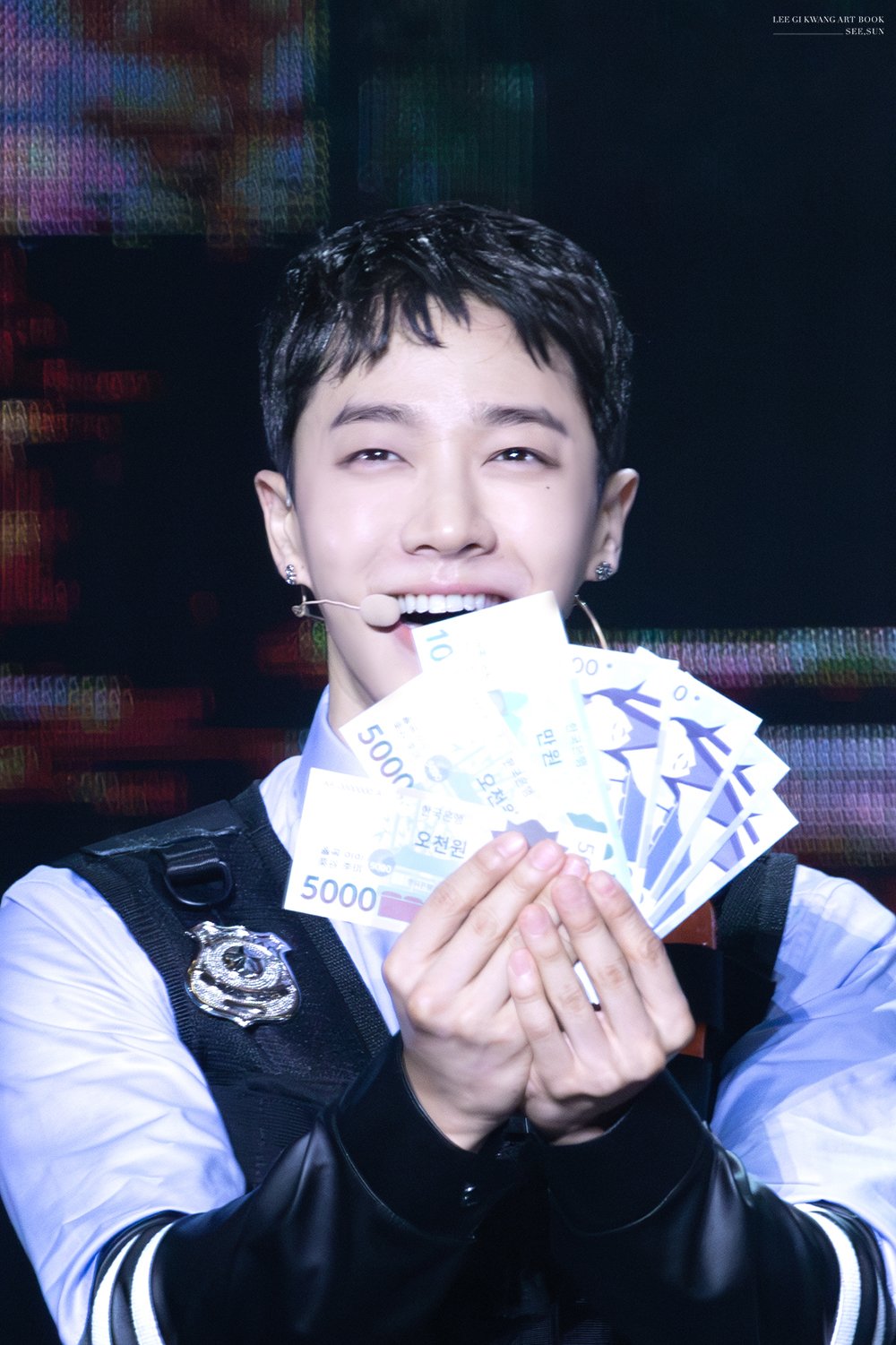 월급짤로_딱인_기광님_사진