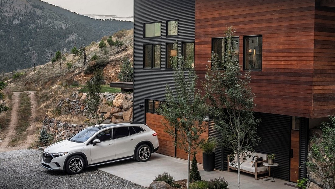 벤츠 EQS 차량 주차된 사진