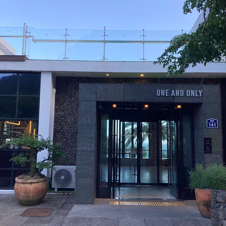 제주-원앤온리-뷰카페-입구