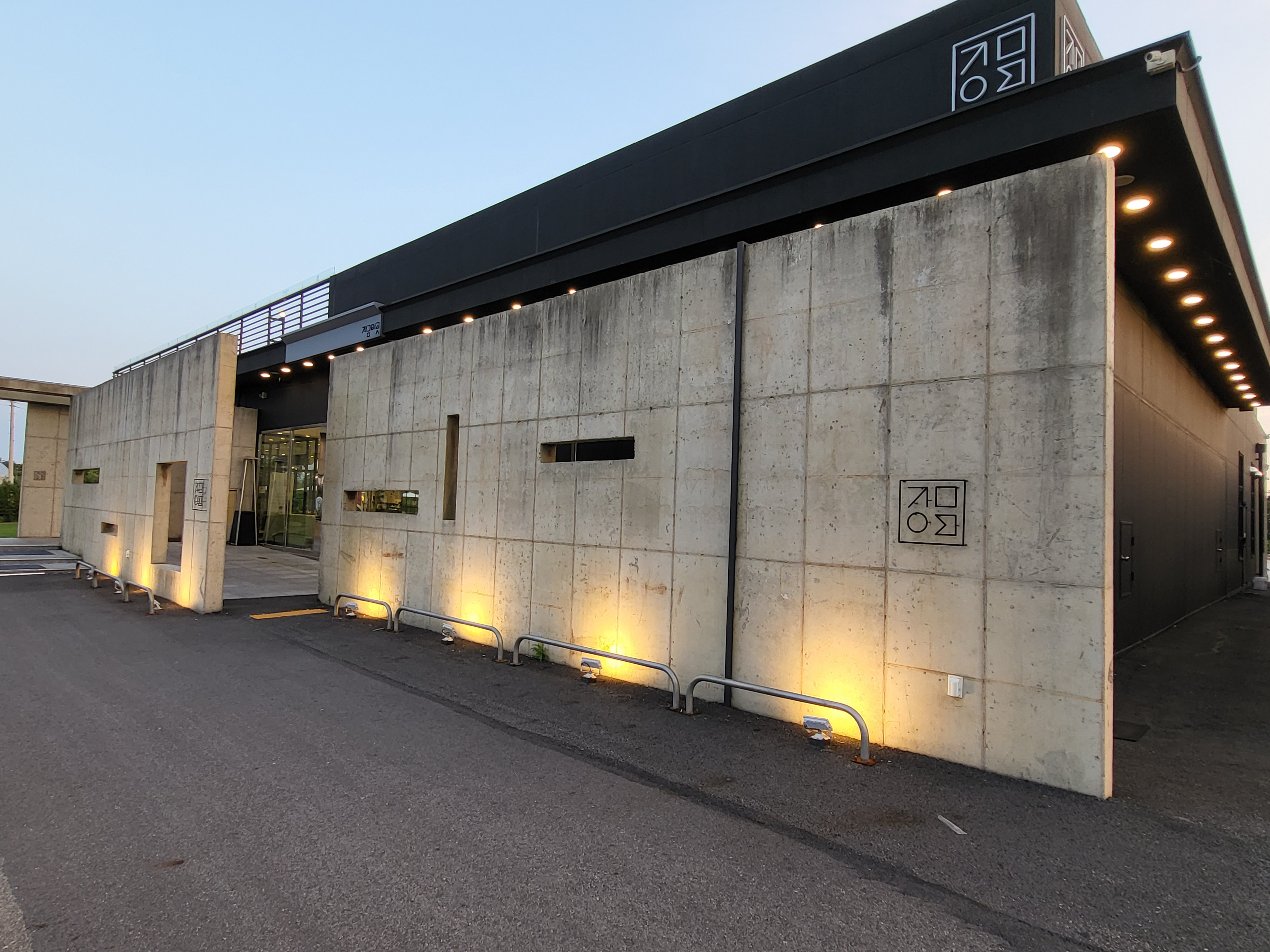 지금이곳 - 외부 조명