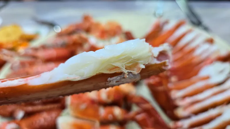 강구항 대게 맛집의 대게 다리살이 하얗게 보이는 모습
