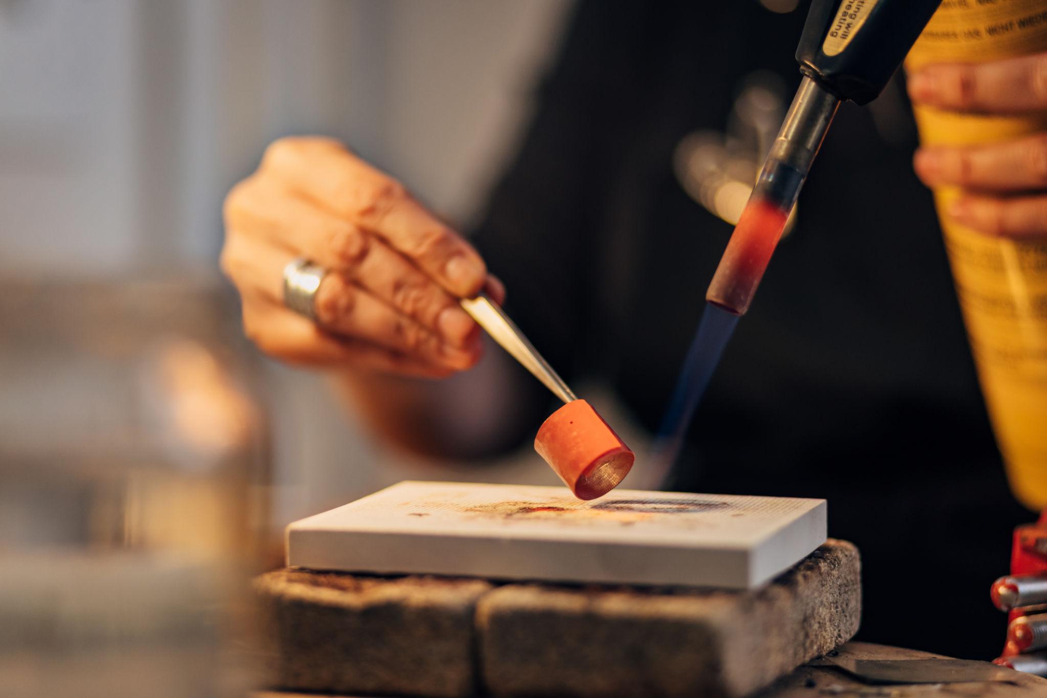 신사일주 물상 : 불에 쇠공되는 보석