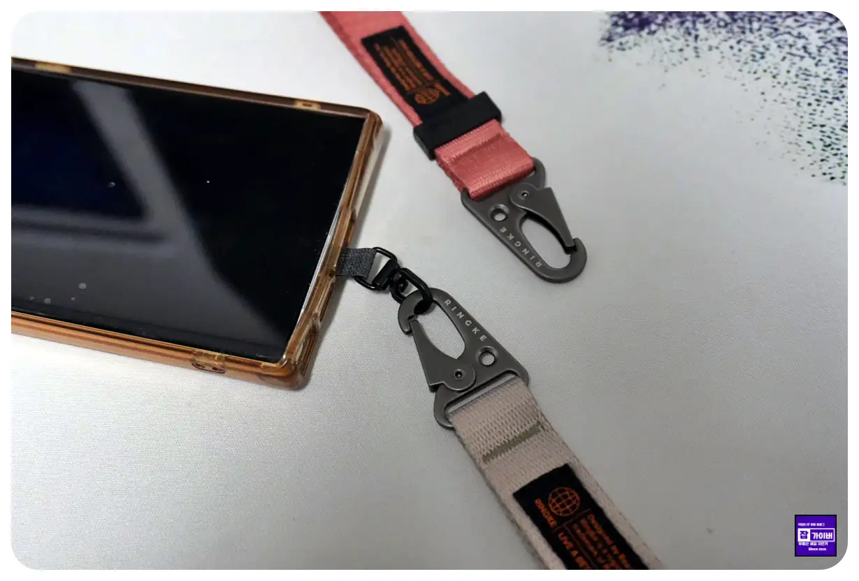 택티컬 웨빙 원단과 스트랩 마감 디테일 클로즈업