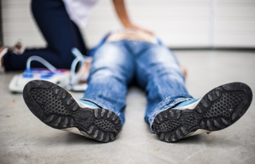 제세동기 작동중인 남성