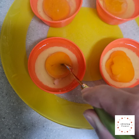 계란빵-핫케이크반죽 넣고 계란 한 개씩 깨뜨려 넣은 후 노른자 터트리기