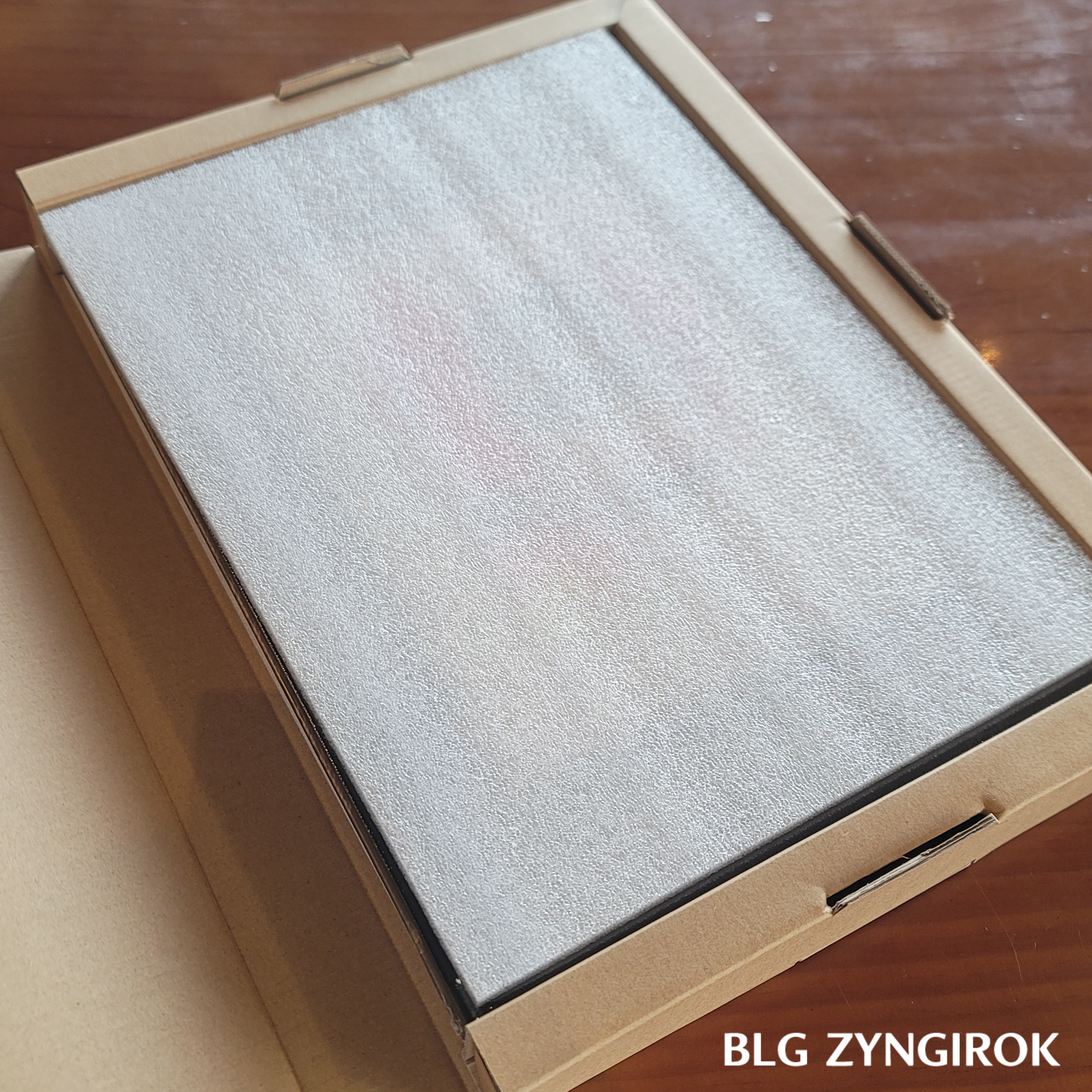 장미셀 바스키아 - 과거와 미래를 잇는 상징적 기호들 도록 상자 내부 모습이다.