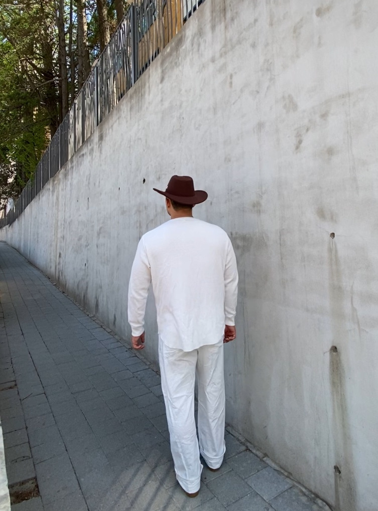 데일리룩('26. 4. 18.)유니버셜 케미스트리 페도라 카우보이 웨스턴모자, 유니클로 와플헨리넥 티셔츠, 무신사스탠다드 린넨 와이드 데님팬츠, 레드윙 페코스 1155 웨스턴부츠