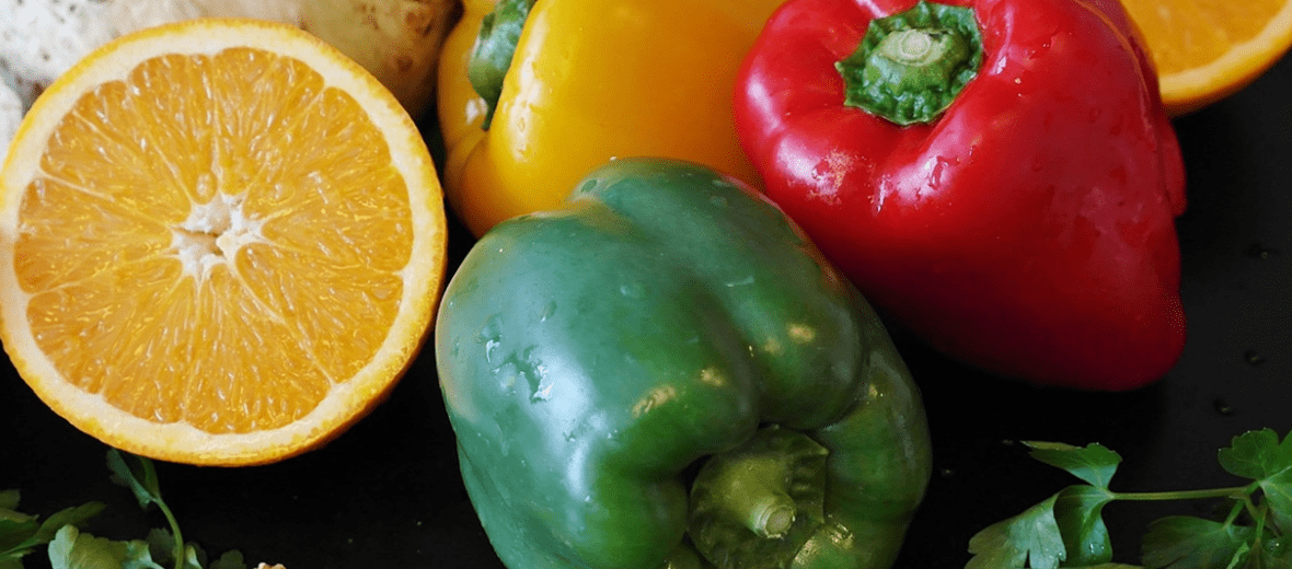 파프리카와 오렌지가 놓여 있다