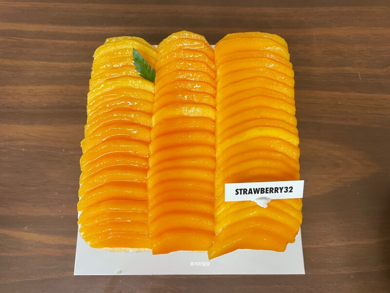 스트로베리32 연남동 망고 케이크 맛집 - 넉넉한 망고