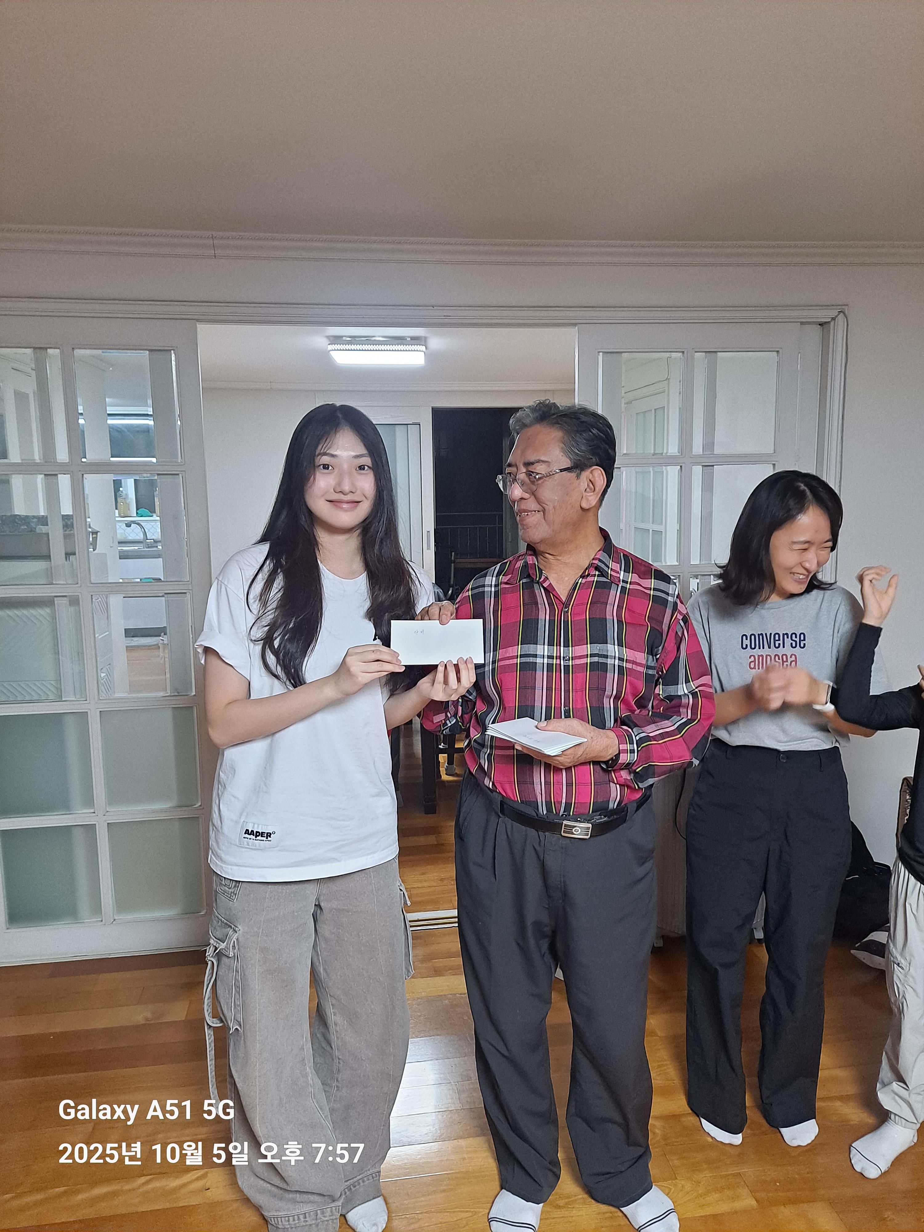 복돈 봉투를 받고 좋아하는