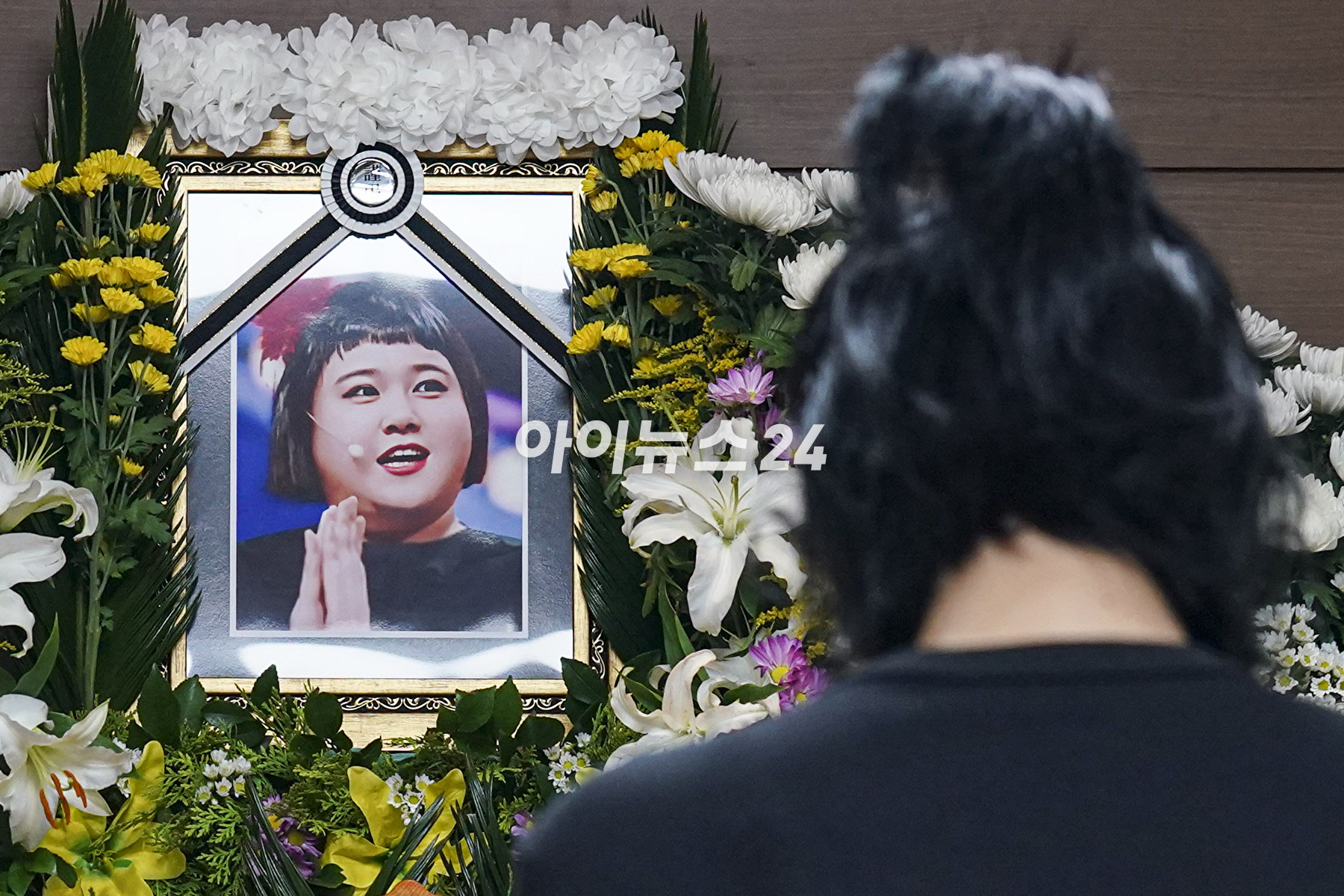 30세를 일기로 갑작스럽게 세상을 떠난 개그우먼 이지수의 빈소가 12일 서울 영등포 신화 장례식장에 차려져있다. [사진=사진공동취재단]