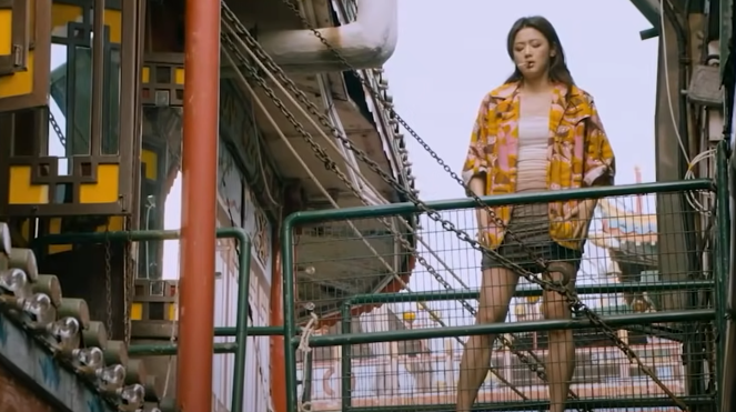 담배피 물고 있는 예니콜