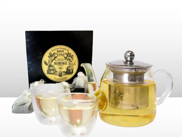 티백이 뒤에 있고 앞에는 다관과 찻잔 두개가 있다.