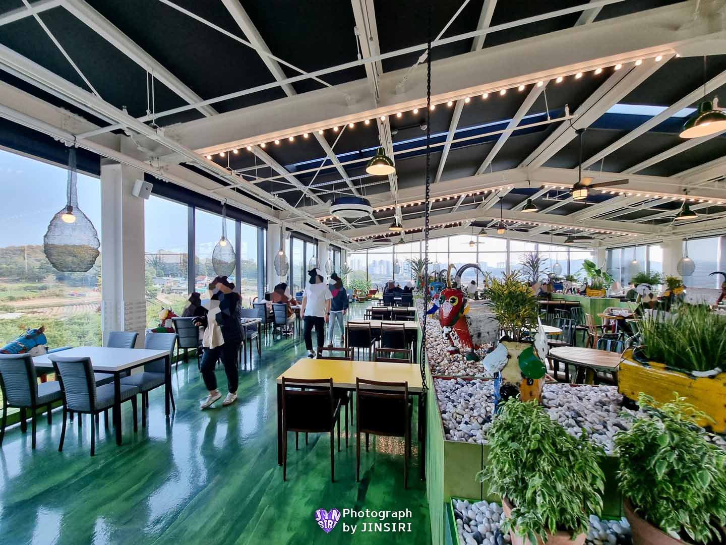 ๊นํฌ ์์ด ๋ณตํฉ๋ฌธํ๊ณต๊ฐ ๋ํ ๋ธ๋ฐ์น ๋ฒ ์ด์ปค๋ฆฌ ์นดํ 55๊ฐค๋ฐ